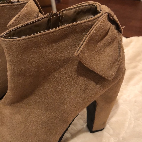 Etc Booties - Size 6/7 - $15 - Picture 2 of 7